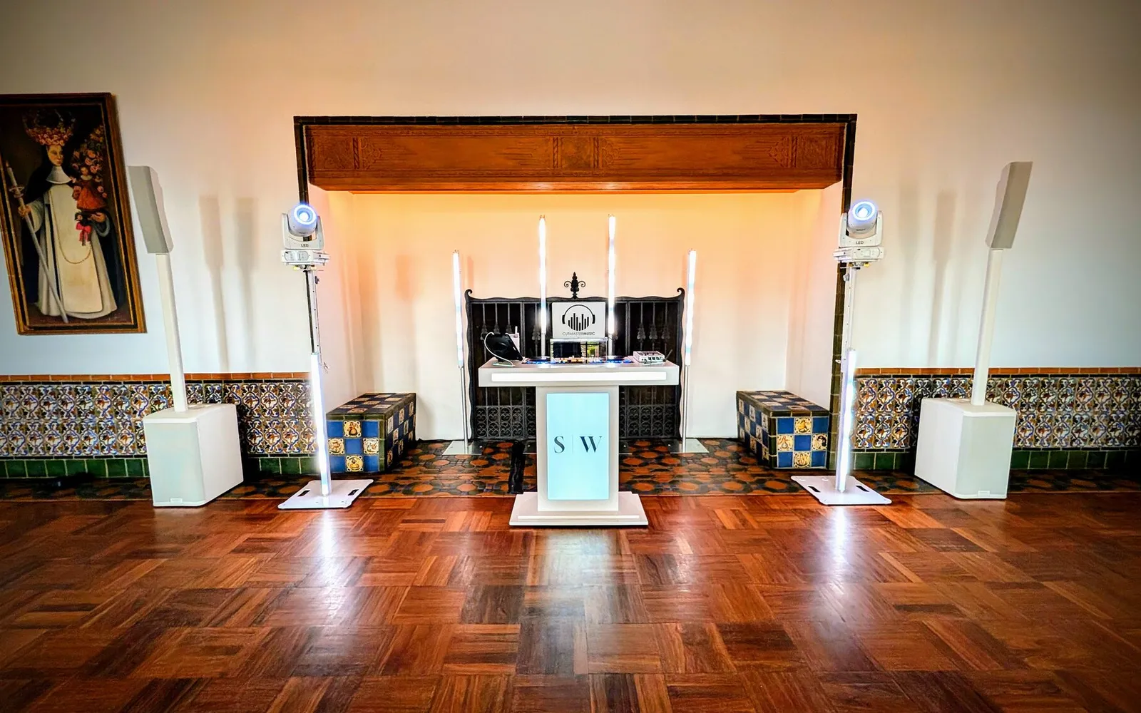 An En Blanc all-white DJ and lighting setup